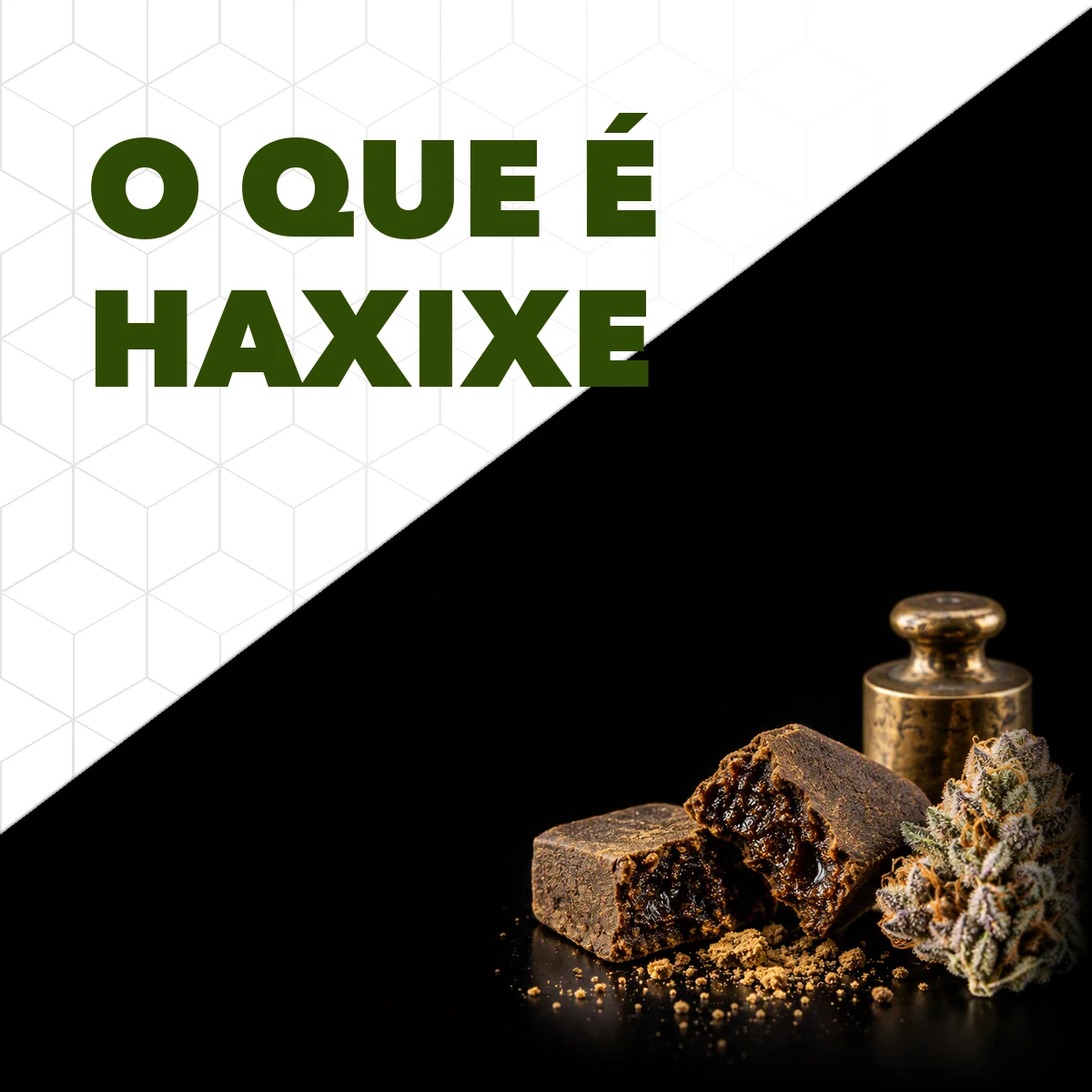Bloco de haxixe prensado partido ao meio ao lado de uma flor de maconha com tricomas e de um peso de balança antigo